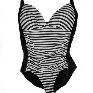 𝐎𝐧𝐞 𝐏𝐢𝐞𝐜𝐞 𝐒𝐭𝐫𝐢𝐩𝐞𝐝 𝐒𝐰𝐢𝐦𝐬𝐮𝐢𝐭